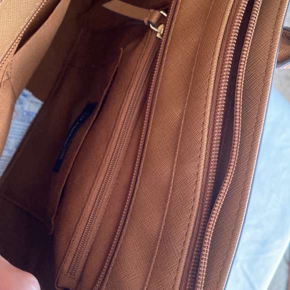 Smallish Liz Claiborne detachable cross body - Picture 6 of 9